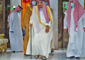 RAJA Salman Abdulaziz al Saud berjalan keluar dari hospital di Riyadh. - AFP