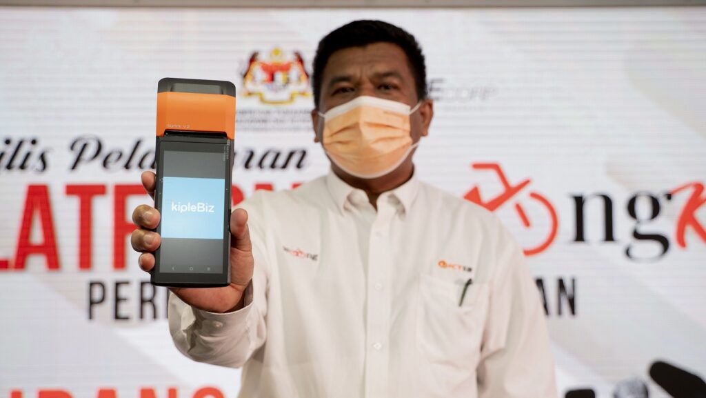 Inisiatif Warong KiplePay bantu peniaga kecil beralih ke ekonomi tanpa tunai Inisiatif Warong KiplePay bantu peniaga kecil beralih ke ekonomi tanpa tunai