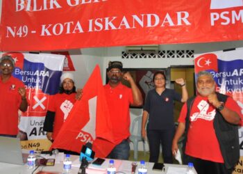 A. Sivajaran (kiri) bersama S. Arulchelvam (kanan) dalam sesi memperkenalkan calon tunggal PSM, R. Arangkannal yang akan bertanding dalam PRN Johor di DUN Kota Iskandar, Iskandar Puteri. -UTUSAN/RAJA JAAFAR ALI