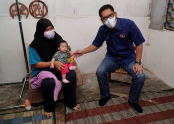 AHMAD Faizal Azumu menziarahi keluarga yang memerlukan bantuan rumah di Manjoi, Ipoh, Perak,  hari ini. - UTUSAN/ZULFACHRI ZULKIFLI