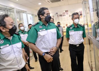 KHAIRY Jamaludin semasa Lawatan Kerja di St. John Ambulans Malaysia dan Persatuan Bulan Sabit Merah Malaysia di Ibu Pejabat Persatuan Bulan Sabit Merah Malaysia, Kuala Lumpur, hari ini, - FAIZ ALIF AHMAD ZUBIR