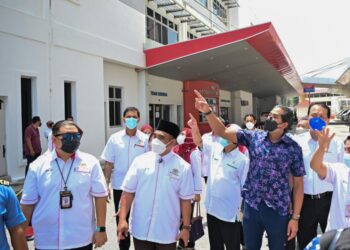 KHAIRY Jamaluddin (tiga dari kanan) bersama Ketua Pengarah Kesihatan, Tan Sri Dr. Noor Hisham Abdullah melawat Hospital Sultanah Nur Zahirah (HSNZ) di Kuala Terengganu, hari ini. - PUQTRA HAIRRY ROSLI