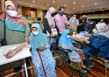 KHAIRY Jamaluddin hadir pada Program Saringan Kesihatan PeKa B40 di Dewan UITM, Rembau, Negeri Sembilan, hari ini. - UTUSAN/MOHD. SHAHJEHAN MAAMIN