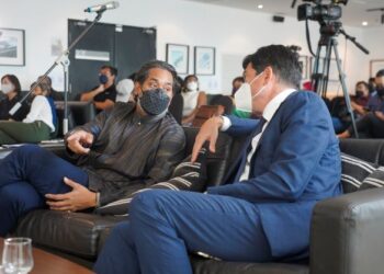 KHAIRY Jamaluddin berbual bersama Duta Delegasi Kesatuan Eropah ke Malaysia, Michalis Rokas pada Majlis Laporan Kajian Persepsi Dadah oleh The Centre, di Menara Worldwide. KUALA LUMPUR. - UTUSAN/SHIDDIEQIIN ZON