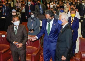 PERDANA Menteri, Datuk Seri Ismail Sabri Yaakob diiringi oleh Khairy Jamaluddin hadir beramah mesra bersama sebahagian peserta pada Majlis Perasmian Persidangan Kemuncak Dasar Kesihatan 2022  di Pusat Dagangan Dunia Kuala Lumpur (WTCKL) hari ini. - UTUSAN/AMIR KHALID 