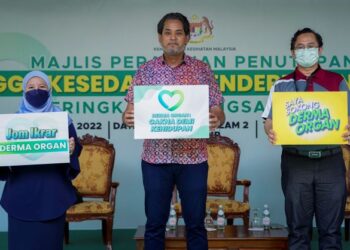 KHAIRY Jamaluddin (tengah) bersama Timbalan Ketua Pengarah Kesihatan (Perubatan) Kementerian Kesihatan, Datuk Dr. Asmayani Khalib (kiri) memegang plakad kempen derma organ selepas merasmikan Minggu Kesedaran Pendermaan Organ Peringkat Kebangsaan 2022 di Dataran PPR Seri Alam 2 di Kuala Lumpur. - UTUSAN/FARIZ RUSADIO 