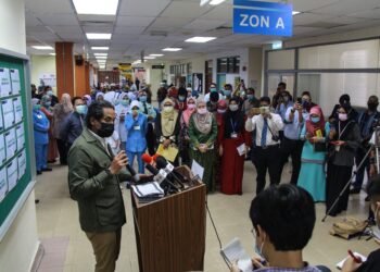 KHAIRY Jamaluddin dalam sidang akhbar selepas melawat PPV Klinik Kesihatan Rembau dekat Rembau, Negeri Sembilan,  hari ini. - UTUSAN/MUHAMMAD IZZAT TERMIZIE