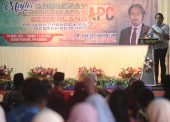 KHAIRY Jamaluddin sewaktu berucap merasmikan Majlis Penyampaian Anugerah Perkhidmatan Cemerlang (APC) Pejabat Pendidikan Daerah (PPD) Rembau di Dewan Perpatih, PPD Rembau, di Rembau hari ini.-UTUSAN/MOHD. SHAHJEHAN MAAMIN.