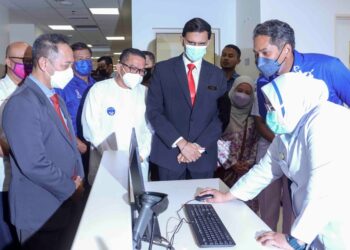 KHAIRY Jamaluddin mengadakan lawatan ke hospital semasa hadir untuk menyempurnakan Majlis Pelancaran Pengoperasian Hospital Cyberjaya. - UTUSAN/FAISOL MUSTAFA