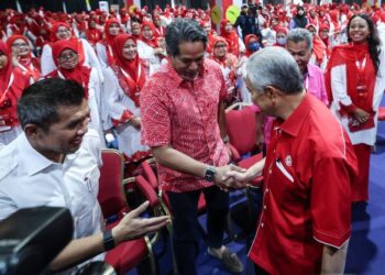 DATUK Seri Dr. Ahmad Zahid Hamidi bersalam dengan Khairy Jamaluddin ketika bertemu pada Perhimpunan Sayap-Sayap UMNO.