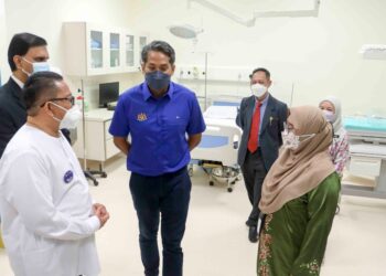 KHAIRY Jamaluddin mengadakan lawatan ke hospital semasa hadir untuk menyempurnakan Majlis Pelancaran Pengoperasian Hospital Cyberjaya. - UTUSAN/FAISOL MUSTAFA