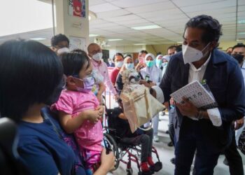 KHAIRYJamaluddin menerima cenderahati daripada pesakit di wad pediatrik ketika membuat lawatan, di Hospital Kuala Lumpur, hari ini. - UTUSAN/SHIDDIEQIIN ZON