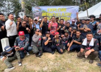 TUAN  Azman Tuan Yahya (tengah, baju merah) bersama pemilik kereta lama di Alamanda Seri Bayu, Pantai Bisikan Bayu, Semerak, Pasir Puteh, Kelantan, hari ini. - FOTO/TOREK SULONG