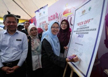 ZALIHA Mustafa melancarkan Operasi Kebersihan dan Keselamatan Makanan Bazar Ramadan 2023 di Presint 3 Putrajaya. - UTUSAN/KAMARIAH KHALIDI