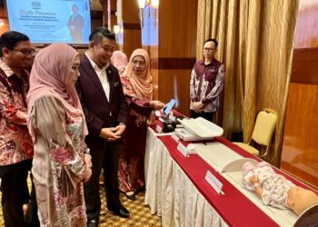 LUKANISMAN Awang Sauni melawat ruang pameran selepas melancarkan dapatan NHMS 2022 di Putrajaya. - UTUSAN/KAMARIAH KHALIDI