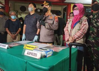 POLIS Serang mengadakan sidang akhbar mengenai lelaki yang didakwa atas kesalahan pemerdagangan manusia kerana melacurkan isterinya.-KOMPAS.COM