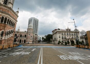 SUASANA bandar raya Kuala Lumpur yang lengang ekoran Pelaksanaan Perintah Kawalan Pergerakan (PKPD) bermula hari ini 3 Julai. -UTUSAN/AFIQ RAZALI