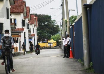 Kelihatan pekerja asing melintasi kawasan perumahan asrama pekerja Kilang Top Glove di Meru, Klang pada 10 Julai 2021. UTUSAN/ZULFADHLI ZAKI