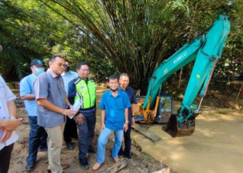 ZAINI Ujang (tiga dari kanan) melihat keadaan Lembangan Sungai Jelai di Kampung Kabung, Johol, Kuala Pilah dalam lawatannya ke kawasan terjejas banjir di kampung berkenaan hari ini.-UTUSAN/NOR AINNA HAMZAH