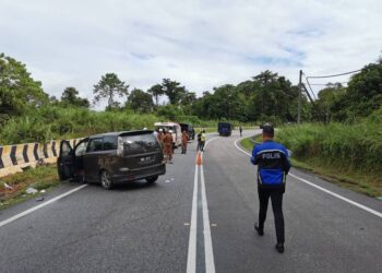 MPV jenis Proton Exora yang terlibat dalam kemalangan meragut nyawa sepasang suami isteri di Batu 9, Jalan Raya Timur Barat Batu Melintang, Jeli, Kelantan. - IHSAN POLIS