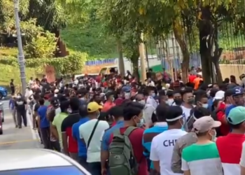 TANGKAP layar rakaman tular di media sosial memaparkan warga asing beratur panjang di PPV Pusat Konvensyen Kuala Lumpur. - MEDIA SOSIAL
