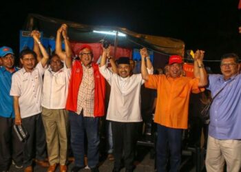MOHAMAD Sabu (dua dari kanan) menjulang tangan Jamil Khir Baharom (tiga dari kanan) dan pemimpin PH lain pada Ceramah Pengumuman Khas PH Padang Serai di Taman Desa Aman, Padang Meiha, Kulim, Kedah, malam tadi. - FOTO/SHAHIR NOORDIN