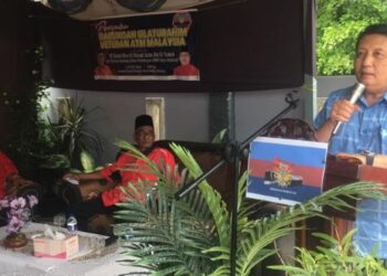 AHMAD Jazlan Yaakub ketika berucap dalam majlis perasmian Gabungan Silaturahim Veteran Angkatan Tentera Malaysia (ATM) Malaysia di Kampung Jenereh Bongkok, Pulai Chondong, Machang, Kelantan, hari ini. - FOTO/ROSMIZAN RESDI