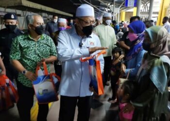 AHMAD Yakob berbual dengan penumpang yang menaiki Tren Khas EKM yang berlepas dari Stesen Wakaf Bharu Tumpat, Kelantan, malam tadi. - FOTO/ROSALWANI CHE SOH