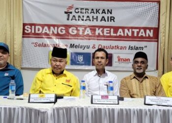 IBRAHIM Ali (dua dari kiri) dan Sazmi Miah (kiri) bersama wakil-wakil parti komponen GTA pada Persidangan GTA Kelantan yang berlangsung di Kedai Mulong, Kota Bharu, Kelantan hari ini. - FOTO/MUSTAQIM MOHAMED
