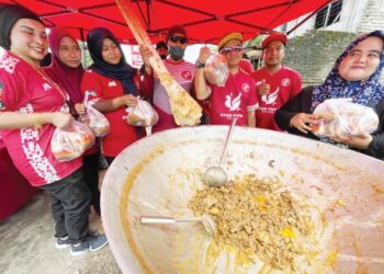 MELLIENA Che Mat (kanan) bersama pasukan jualan menunjukkan gulai kawah yang laris di gerai TJWFC di Selising, Pasir Puteh, Kelantan. - UTUSAN/TOREK SULONG