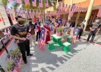 PEKARANGAN SMK Cherang Ruku di Pasir Puteh, Kelantan dipenuhi Jalur Gemilang yang dipasang para alumninya sempena sambutan ulang tahun kemerdekaan negara. - UTUSAN/TOREK SULONG
