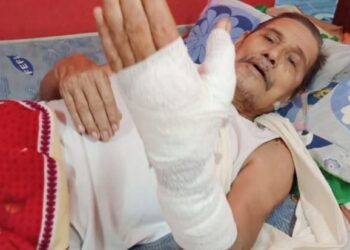 KEADAAN Omar yang masih belum pulih sepenuhnya dan kini sedang berehat di rumahnya di Taman Desa Wangi, Kampung Kubang Siput, Pasir Tumboh, Kota Bharu, Kelantan. - FOTO/ ROHANA MOHD. NAWI