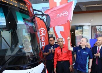 WEE Ka Siong (tengah) mengibarkan bendera sebagai gimik pelancaran perkhidmatan bas henti-henti Mutiara Rentas Desa di Kota Bharu, Kelantan. - FOTO/KAMARUL BISMI KAMARUZAMAN