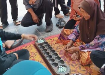 SAODAH Deraman semasa menyertai pertandingan congkak anjuran Kawasan Rukun Tetangga (KRT) Mukim Tembesu, Pasir Tumboh, Kota Bharu, Kelantan. - FOTO/ROHANA MOHD. NAWI