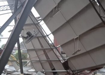 KEADAAN bumbung dewan terbuka yang runtuh dalam kejadian ribut di SK Demit 2, Kota Bharu, Kelantan, petang semalam. - FOTO/IHSAN PENDUDUK