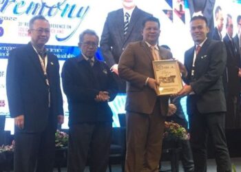 RAZLI Che Razak (dua dari kanan) menerima cenderahati pada Persidangan Serantau Sains dan Teknologi Keadaan Pepejal kali ke-31 di Kota Bharu, Kelantan. - FOTO/ROSMIZAN RESDI