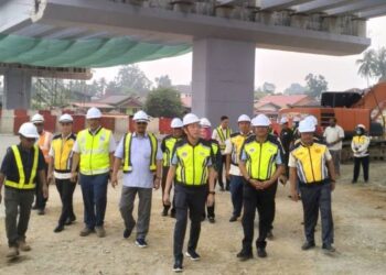 FADILLAH Yusof (depan) meninjau pembinaan jejambat Kota Bharu-Wakaf Bharu, Tumpat, Kelantan hari ini. - FOTO/ROHANA ISMAIL