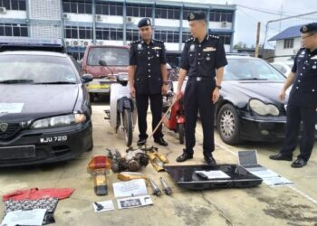 AMRAN Dolah (tengah) menunjukkan barangan yang berjaya disita selepas menumpaskan Geng Peli Kebakat semasa sidang akhbar di IPT Tumpat, Kelantan hari ini. - FOTO/ROHAN ISMAIL