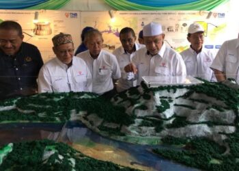 AHMAD Yakob (Dua dari kanan) melihat model Projek Hidroelektrik Nenggiri yang menelan kos RM5 billion di Kampung Star, Gua Musang, Kelantan, hari ini. - FOTO/AIMUNI TUAN LAH