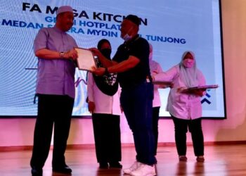 DR. IZANI Husin (tengah) merasmikan Hari Keselamatan Makanan Sedunia Peringkat Kelantan di Mydin Mall, Tunjong, Kota Bharu, Kelantan hari ini. Turut memerhati, Timbalan Pengarah JKNK (Bahagian Keselamatan dan Kualiti Makanan), Natrah Abu Bakar. - FOTO/ROSLIZA MOHAMED