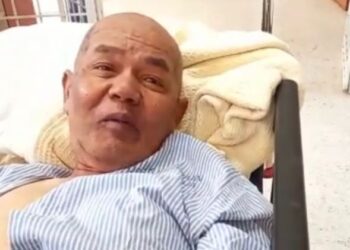 ROSSAZALI Abdullah ketika mendapat rawatan awal di HTA, Pasir Puteh, Kelantan, hari ini. - FOTO/IHSAN KELUARGA