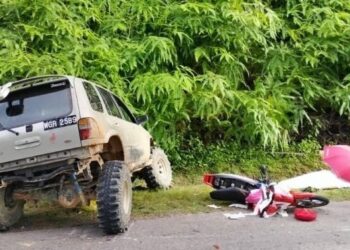 SEORANG lelaki maut selepas motosikalnya bertembung dengan sebuah pikap di Kilometer 54, Jalan Aring 15, di Gua Musang, Kelantan semalam. - FOTO/IHSAN POLIS