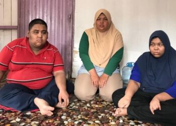 NURUL Izzah Sabarudin (tengah) menjaga kakak dan abangnya selepas kematian ibu bapa mereka di Kampung Jerek, Gua Musang, Kelantan. - FOTO/AIMUNI TUAN LAH
