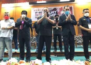 MUHAMMAD Shahnaz Maula Azmi (tengah) pada Kejohanan Muay Thai Kebangsaan yang berlangsung di PUTIK, Pengkalan Chepa, Kota Bharu, Kelantan semalam.