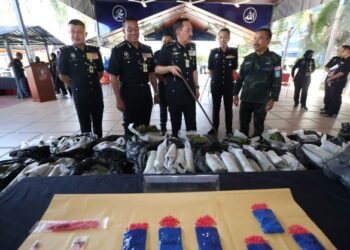 MUHAMAD Zaki Harun (tiga dari kiri) menunjukkan daun ketum dan dadah yang dirampas sepanjang seminggu Op Tapis di IPK Kelantan, Kota Bharu, hari ini. - FOTO/ROHANA MOHD. NAWI