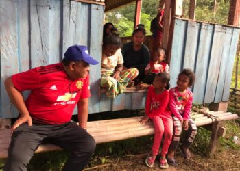 AB. Aziz Yusoff (kiri) bertanya khabar penduduk Orang Asli di Pos Pulat, Gua Musang, Kelantan. - UTUSAN/AIMUNI TUAN LAH