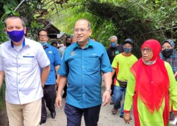 AHMAD Amzad Hashim (depan, tengah) diiringi oleh Presiden Persatuan Down Sindrom Negeri Kelantan, Wan Noriah Wan Ramli untuk melihat perkembangan program inovasi sosial bagi membantu membina kebolehan kendiri anak-anak sindrom down di Kubang Kerian, Kelantan semalam. - FOTO/MUSTAQIM MOHAMED