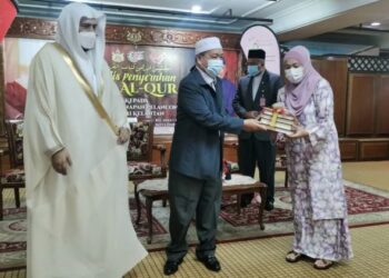 MD. Anizam Abdul Rahman menyampaikan sumbangan naskah al-Quran kepada wakil pengusaha hotel di Kelantan di Kompleks Kota Darulnaim, Kota Bharu. Kelantan, hari ini. - FOTO/ROSALWANI CHE SOH