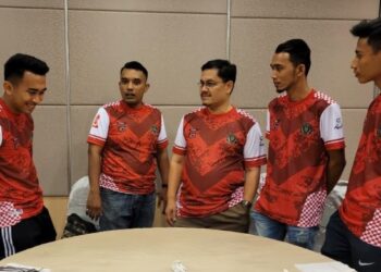 ZURAIDIN Abdullah (tengah) meluangkan masa beramah mesra dengan barisan pemain-pemain Kelantan Warriors yang akan berlepas ke Melaka untuk menyertai Kejohanan Sepak Takraw Piala Tun Ali di Kota Bharu, Kelantan semalam. - FOTO/MUSTAQIM MOHAMED