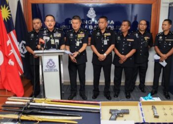 MUHAMAD Zaki Harun (tengah) bersama pegawai menunjukkan pistol yang dirampas dalam satu serbuan di Machang semasa sidang akhbar di IPD Kota Bharu, Kelantan, hari ini. - FOTO/KAMARUL BISMI KAMARUZAMAN